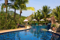 5 Ways to Make Your Home Pool Look Like a Luxury Resort