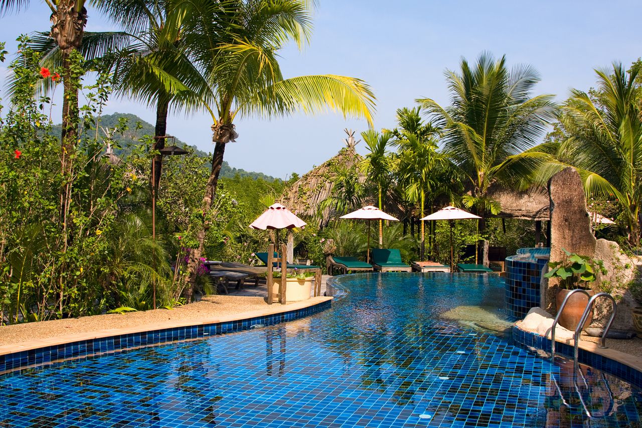 5 Ways to Make Your Home Pool Look Like a Luxury Resort - Fort